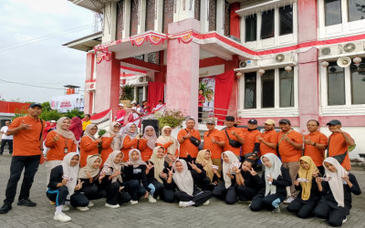 Mempererat Kebersamaan dan Menjaga Kebugaran: Keluarga Besar SMP Negeri 2 Tangen Meriahkan Jalan Sehat Kecamatan Tangen